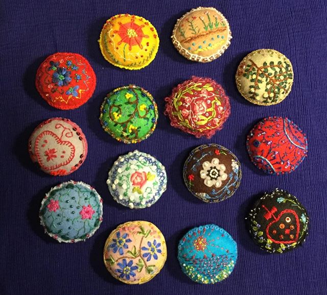 小さくて可愛い針刺。14個出来ました。#pincushion #handcrafted#felt #beads #embroidery